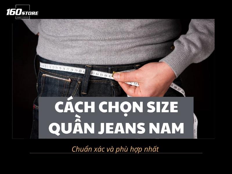 Một người đàn ông đang thử quần jean slim fit nam trong phòng thử đồ, kiểm tra độ vừa vặn ở đùi và ống chân để đảm bảo sự thoải mái và phong cách.